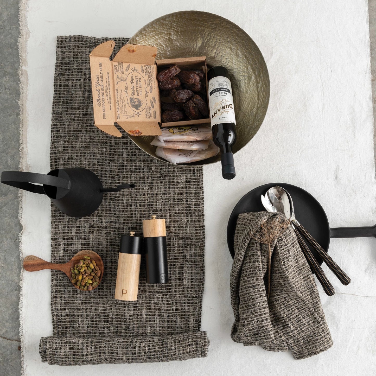S/2 RUBBER WOOD SALT& PEPPER MILLS, BLK & NATURAL