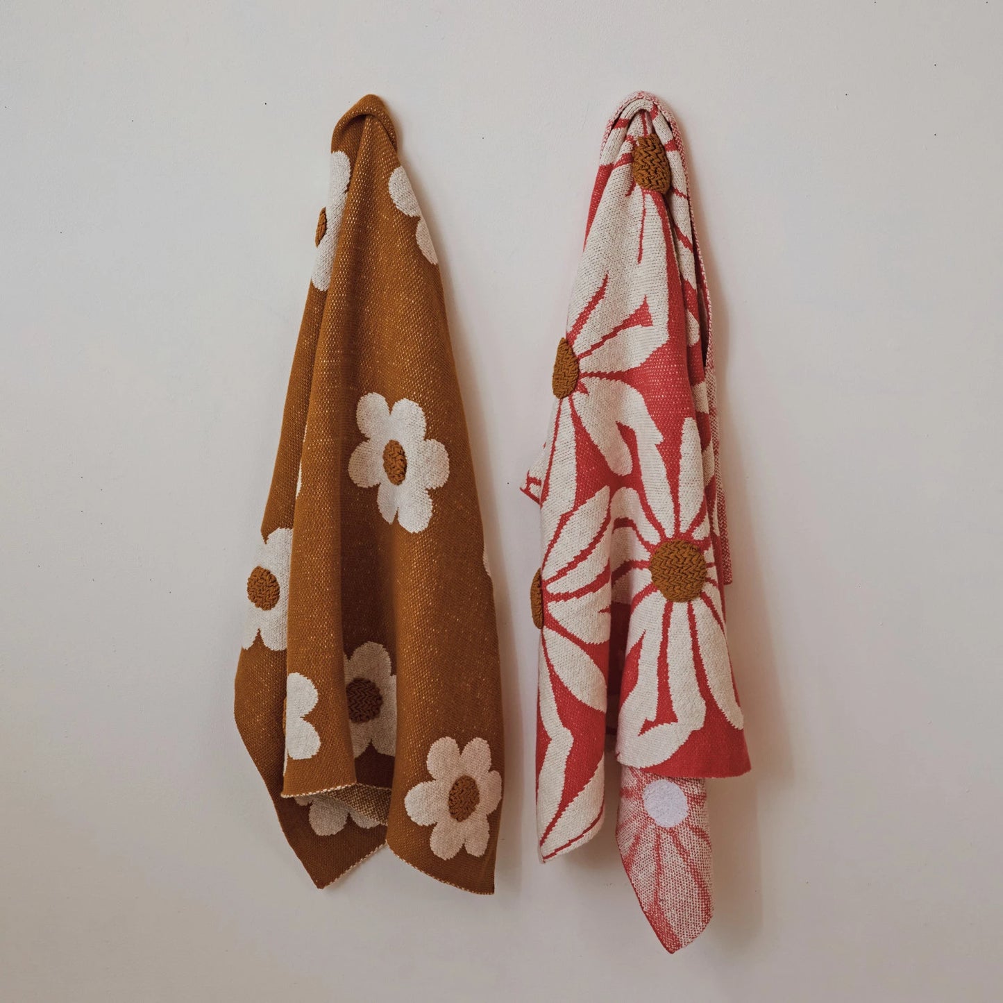 COTTON KNIT BABY BLANKET WITH FLOWERS & TUFTING