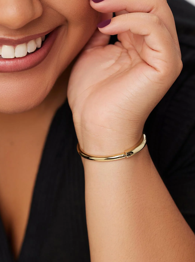 ANA LUISA GOLD BANGLE BRACELET-BRYNLEY S/M