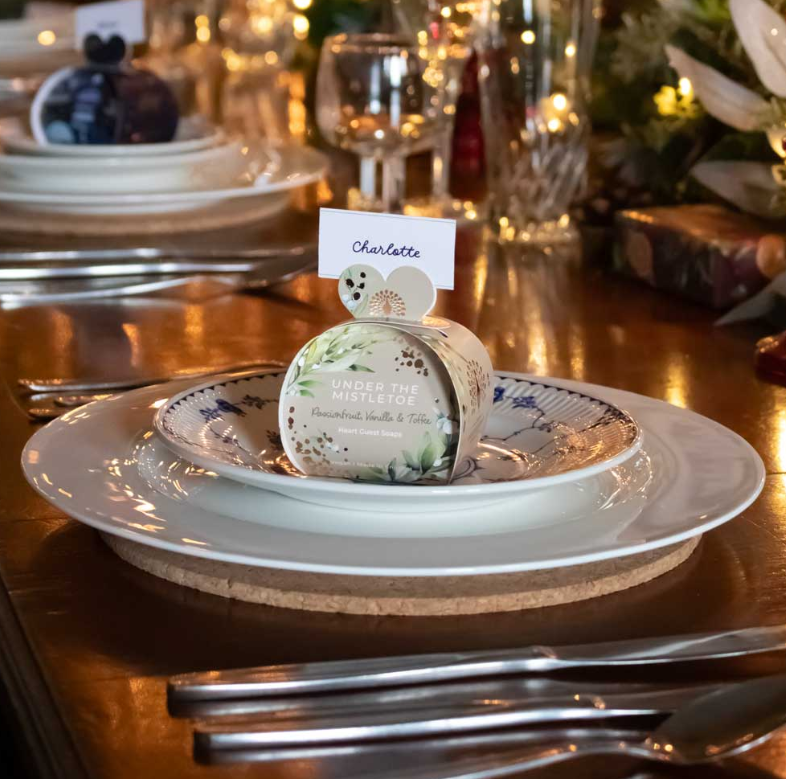 GUEST SOAPS UNDER THE MISTLETOE