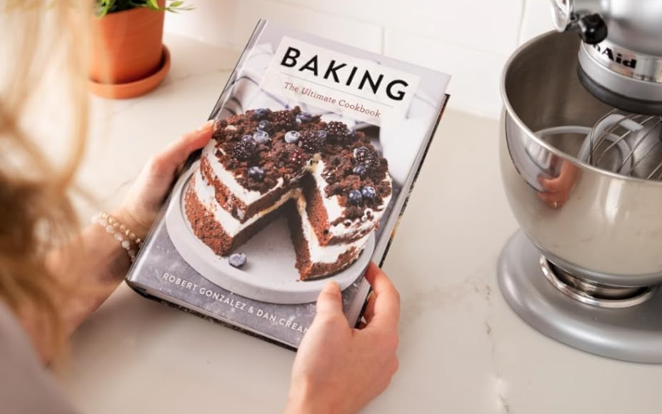 BAKING THE ULTIMATE COOKBOOK BY ROBERTO GONZALEZ