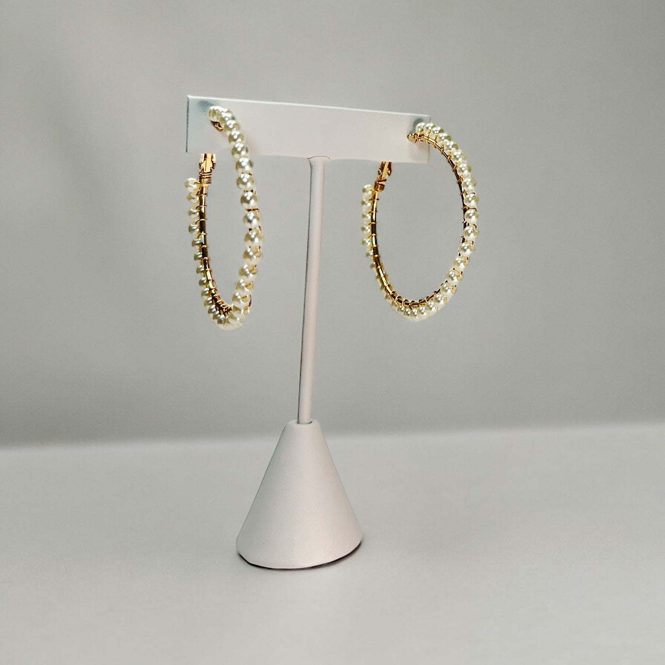 PEARL WRAPPED HOOPS WHITE PEA