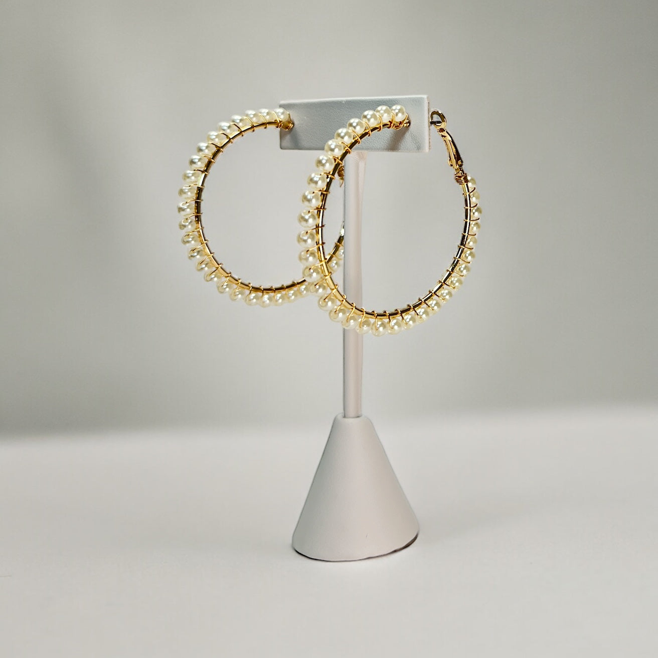 PEARL WRAPPED HOOPS WHITE PEA